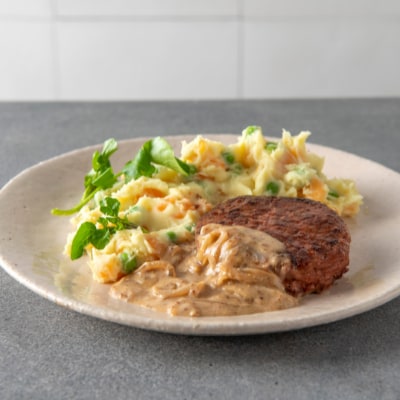 Stoemp van aardappel, Raw NOBeef Burger en een mosterd-ui saus